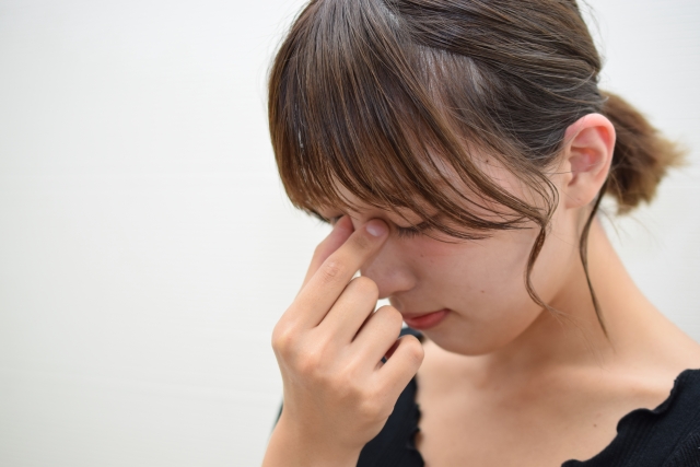 眼精疲労の症状に悩む女性