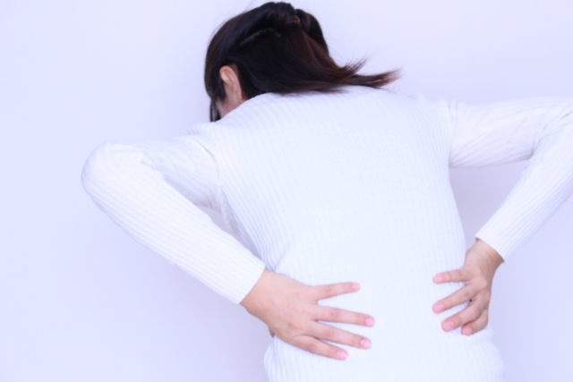 ぎっくり腰の症状に悩む女性