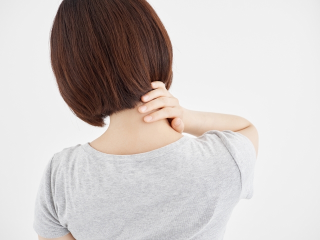 首こりに悩む女性