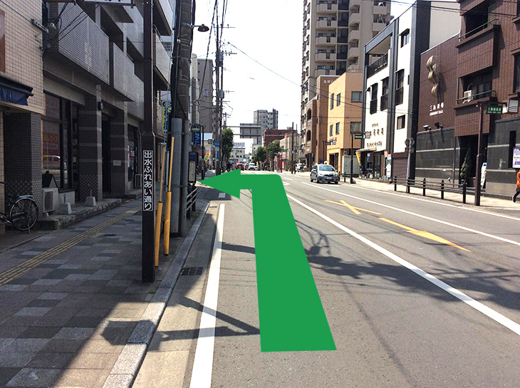 出水ふれあい通りで高尾畳店を左折
