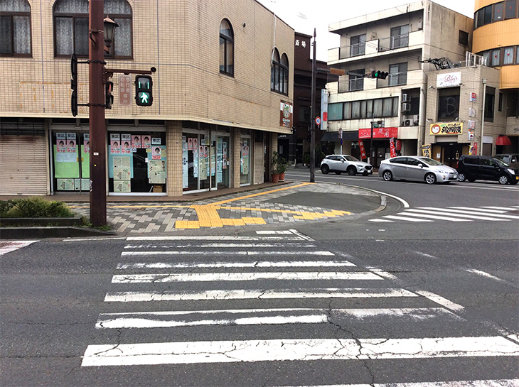 市電「水前寺公園」駅から南側の横断歩道渡ってすぐ